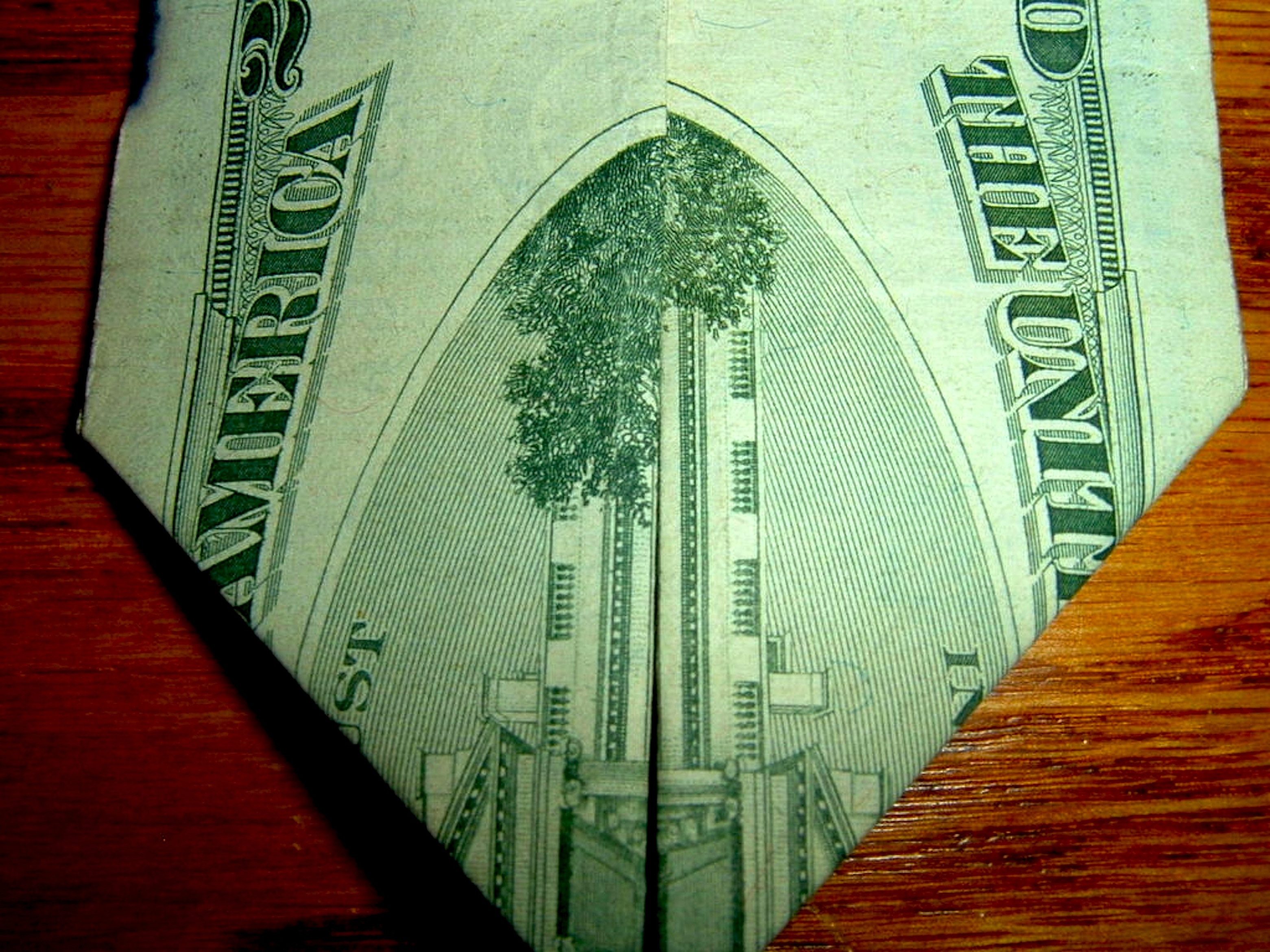 Треугольник из купюры. Башни Близнецы на долларах. Башни на долларах. Доллар сложенный треугольником. Сложить доллар башни Близнецы.