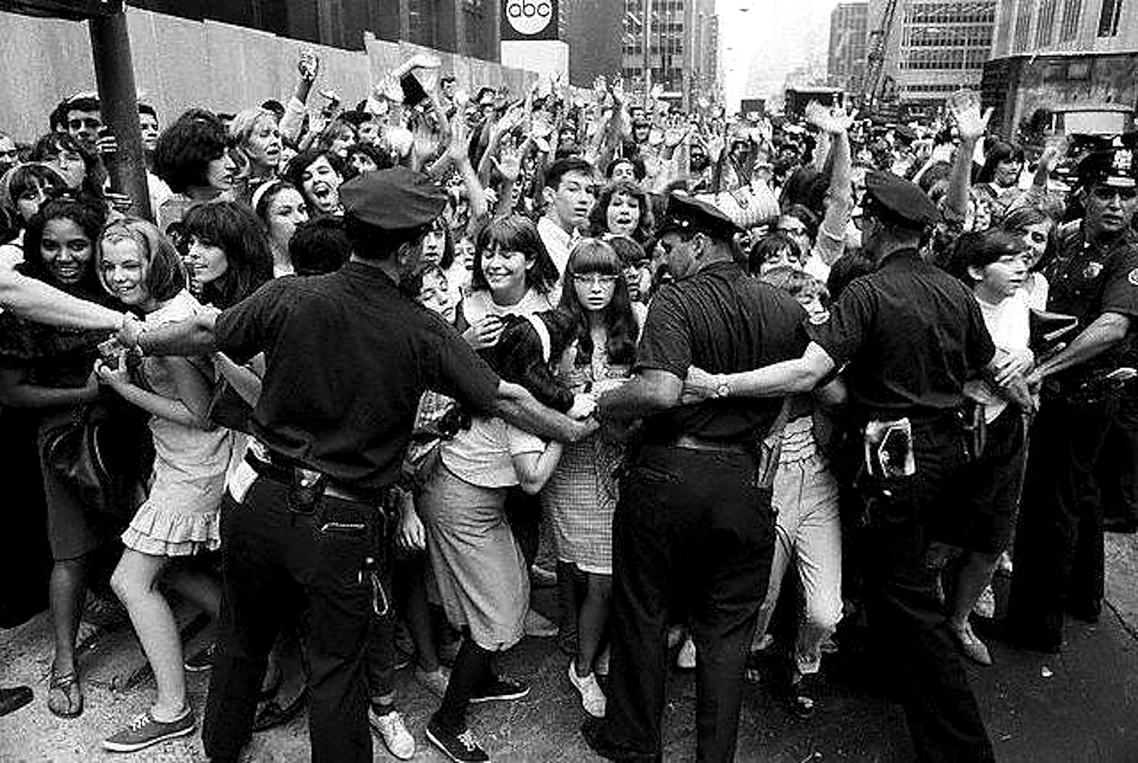 Массовые фотографии. Поклонники Битлз Битломания. Фанаты Битлз. 1965 США Битломания. Битлз толпы фанатов.