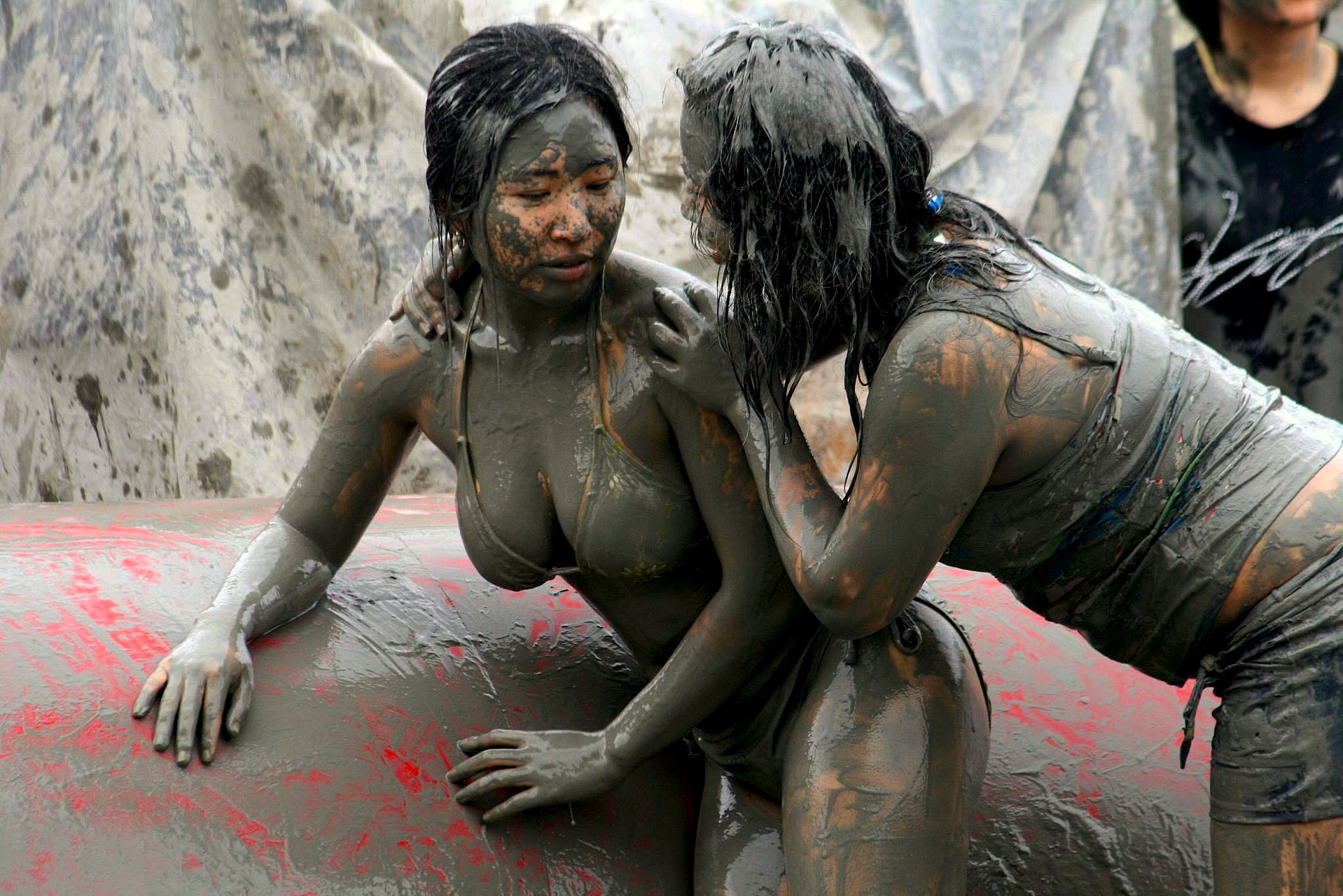 Dirty sarah. Девушки в грязи купаются.