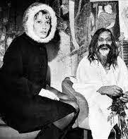 Mia Farrow & Maharishi (foto Vogue) – Rob Scholte Museum